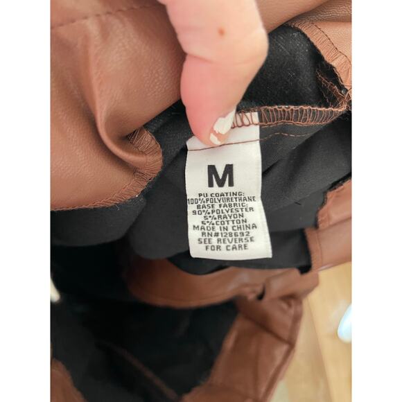 Madden NYC faux leather belted shorts ⭐️ - Picture 4 of 7